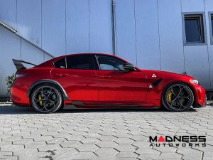 Alfa Romeo Giulia Side Skirts - Carbon Fiber - Shark Fin - Quadrifoglio - Italian Flag Stripe Alfa Romeo Giulia Side Skirts - Carbon Fiber - Shark Fin - Quadrifoglio - Italian Flag Stripe